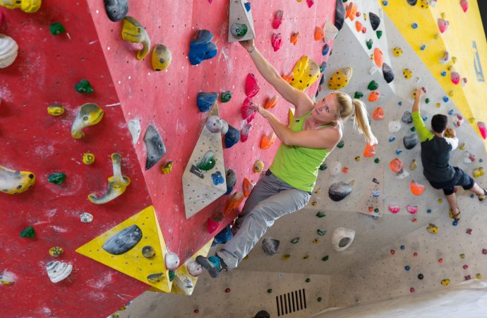 Bouldern in der Halle fördert Kraft und Koordination